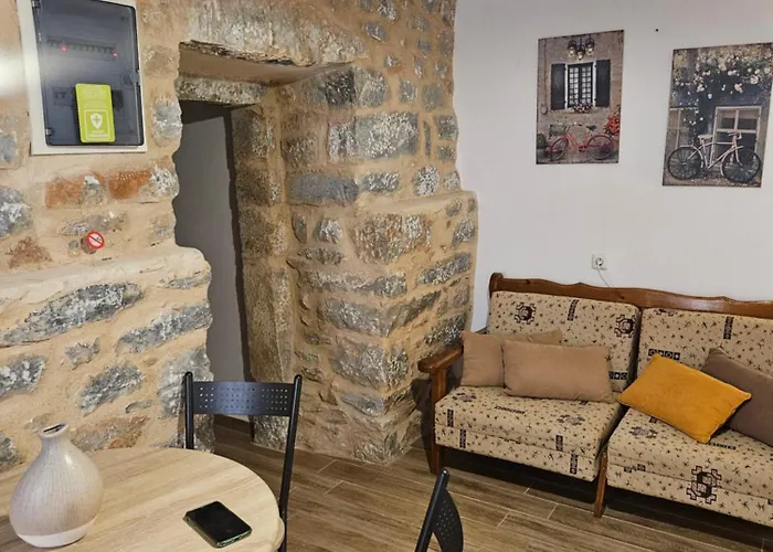 Kamares Stone House 1 耶罗里明